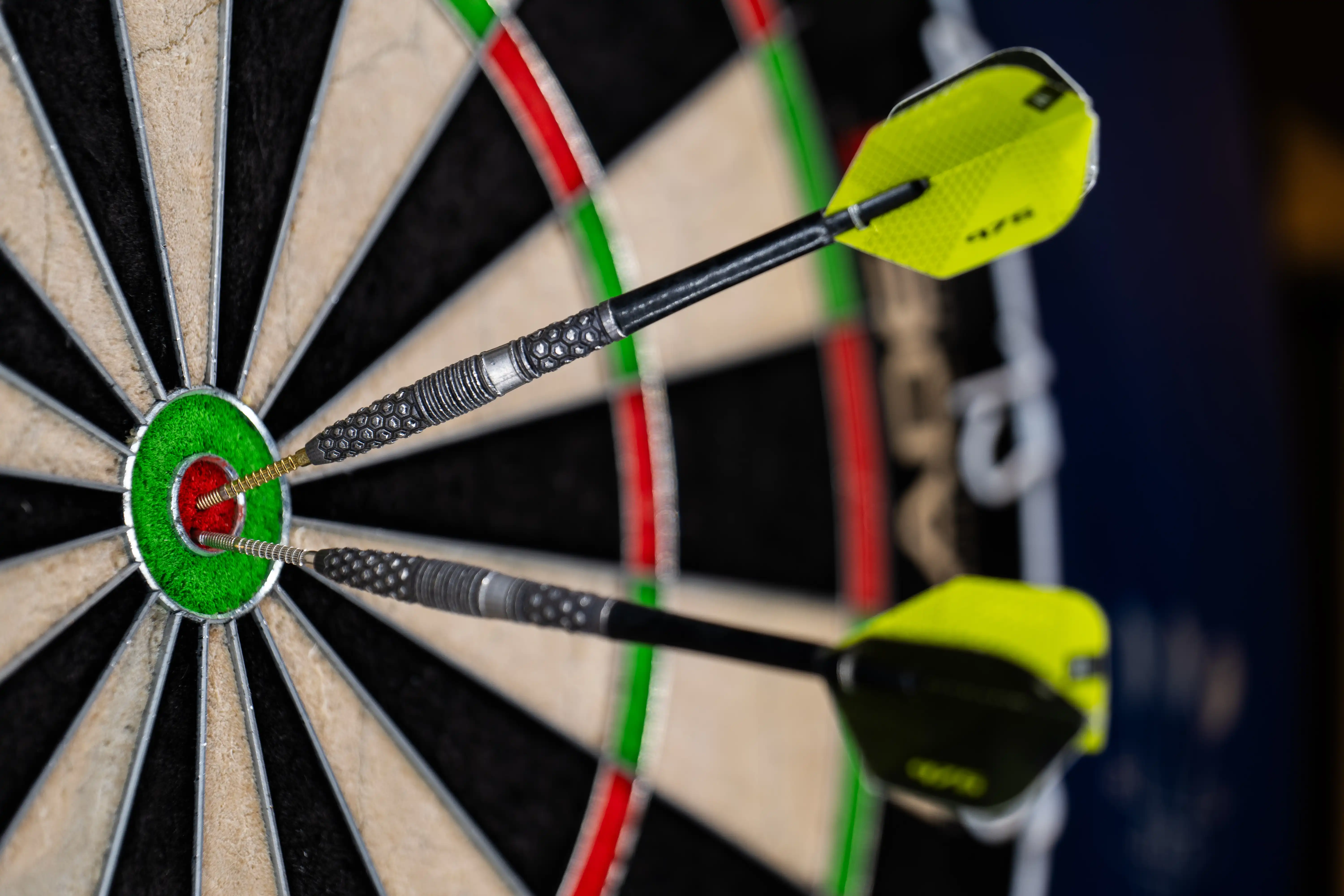 Darts blok waar verschillende pijlen in gegooit zijn.