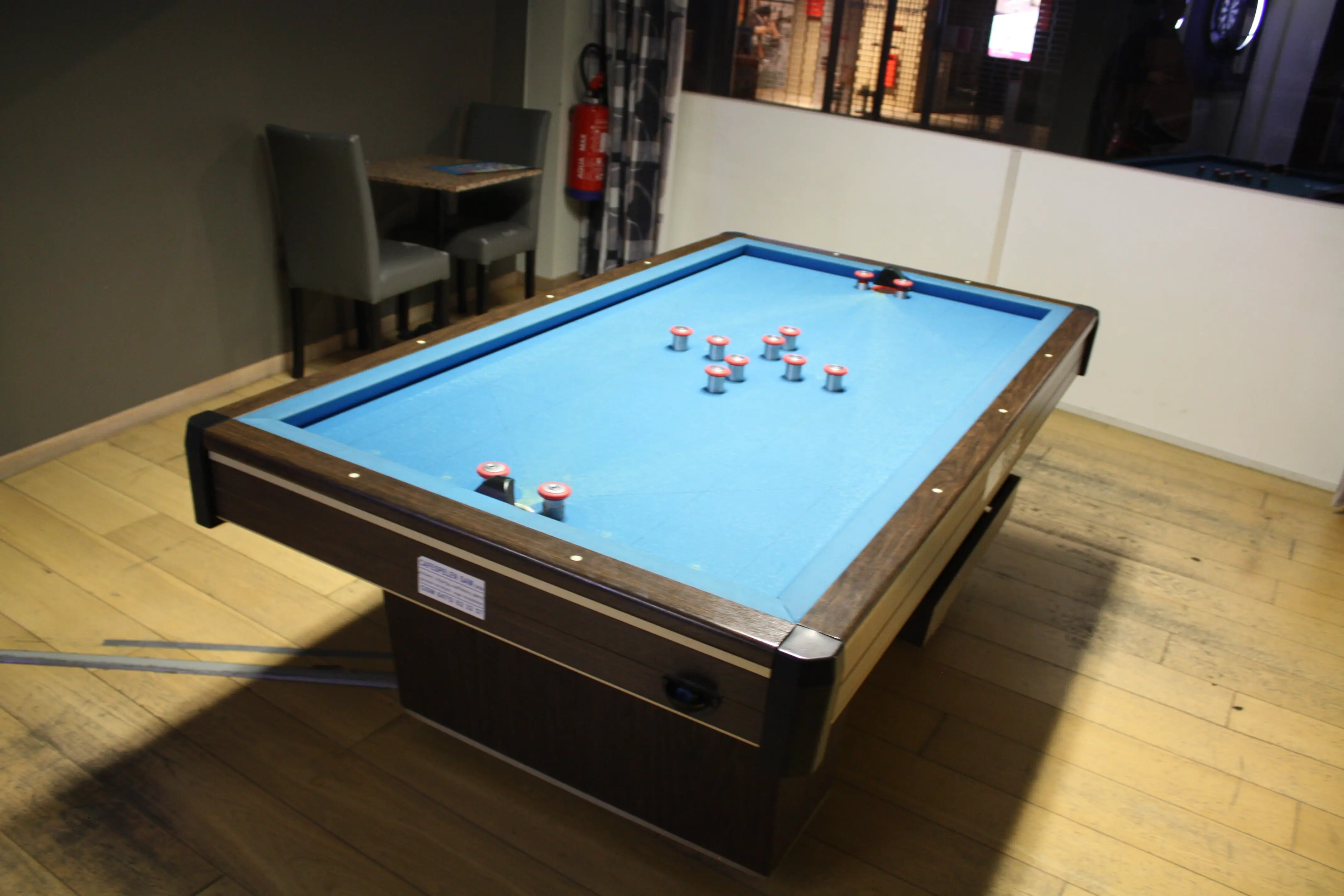 De golf biljart tafel die beschikbaar is voor gewone klanten.